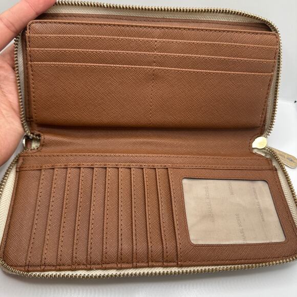 MICHAEL KORS Jet Set Zip Around Wallet - Picture 11 of 12